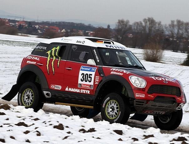 Roll Out im Schnee: Der MINI für die Wüste. Foto Monster Energy X-raid Team/Auto-Reporter.NET